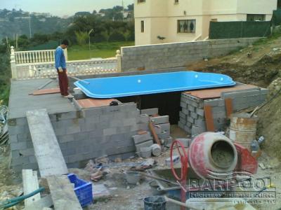 Instalación del vaso de la piscina, realización tabiques conejeros y zuncho de coronación.